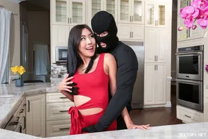 "Đi ngoài" cực khoái với người tình cơ bắp